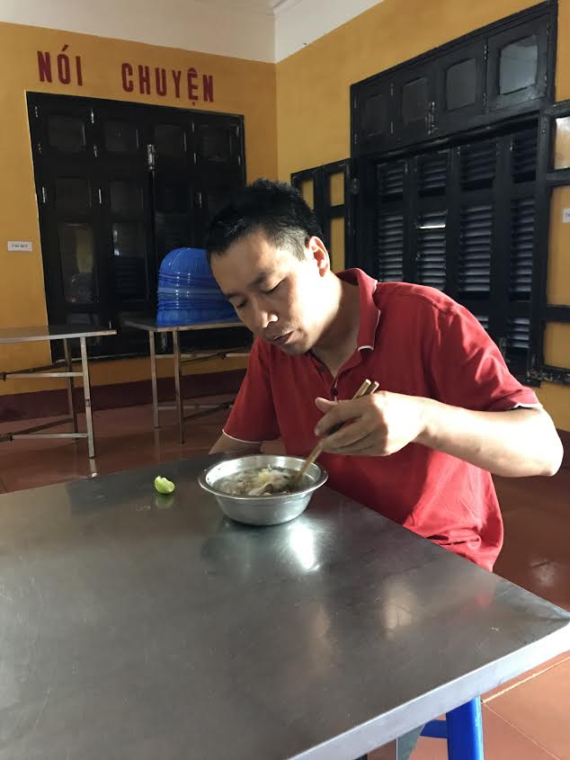 Nghệ nh&acirc;n Ngọc Vượng ăn một b&aacute;t nhỏ để kiểm tra chất lượng