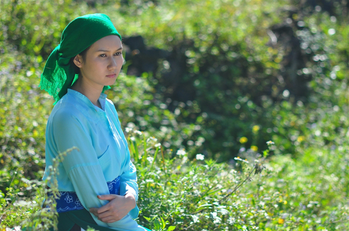  Hương Giang bén duyên với điện ảnh từ năm 2014 sau khi vào vai thứ chính trong phim Trái tim kiêu hãnh của đạo diễn Quốc Tuấn. Sau đó, nữ diễn viên tạo dấu ấn với các vai diễn trong phim Điều bí mật, Lặng yên dưới vực sâu, Sống chung với mẹ chồng... Trong ảnh là tạo hình của Hương Giang ở phim Lặng yên dưới vực sâu đang được chiếu vào chiều các ngày thứ 7 và chủ nhật trên kênh VTV3. 