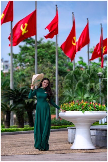 Trước đ&oacute; ng&agrave;y 30/5, Giao Linh đ&atilde; tham gia lễ tuy&ecirc;n thệ chiến sĩ dưới l&aacute; cờ Tổ quốc. C&ocirc; c&ugrave;ng c&aacute;c đồng đội đ&atilde; đọc 10 lời thề của người chiến sĩ c&aacute;ch mạng v&agrave; khắc s&acirc;u lời thề ấy v&agrave;o tim.