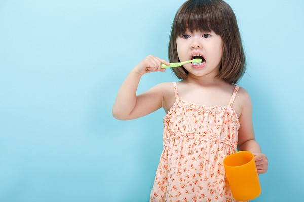 
Thời điểm bé cần đánh răng là sau khi ăn chứ không phải ngay khi vừa ngủ dậy như nhiều người thường lầm tưởng. (Ảnh minh họa)
