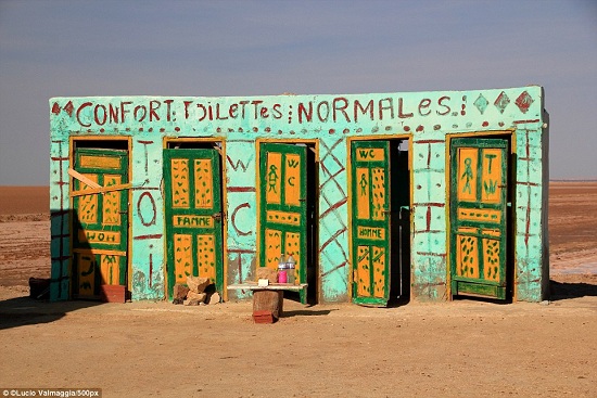 Chiếc hộp toilet tưởng chừng như cũ kỹ và mỏng manh tại Tunisia này thực chất được trang bị khá đủ tiện nghi. Toilet nhiều màu sắc này được xây dựng nhằm phục vụ các du khách qua đường, họ chỉ cần bỏ ra vài xu cho một lần giải quyết nỗi buồn.