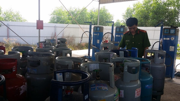 Những bình gas kém chất lượng, hàng nhái bị công an thu hồi. (Ảnh minh họa)