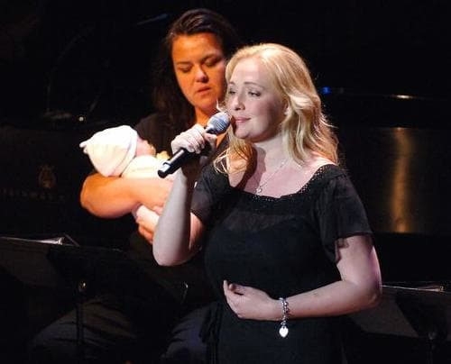 
Mindy McCready (mất ngày 17/2/2013): Nữ ca sĩ Mindy McCready qua đời sau khi tự dùng súng bắn vào mình tại nhà riêng, ở tuổi 37. Mindy liên tục đấu tranh với chứng nghiện rượu và rối loạn tinh thần từ lúc trẻ. Hồi tháng 1 cùng năm, bạn trai của cô là nhà sản xuất, ca sĩ, nhạc sĩ David Wilson cũng qua đời.
