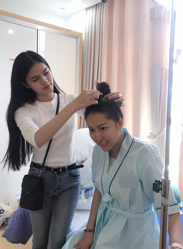 
Trước đó, diễn viên Lê Ngọc Trinh - bản sao của nữ hoàng nội y Ngọc Trinh cũng vào viện thăm Phi Thanh Vân sau ca đại phẫu. Cô rất khâm phục ý chí và khát khao làm đẹp của đàn chị.
