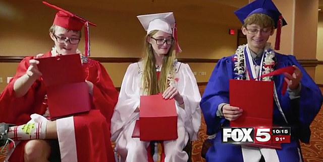 
Haley, Kassidy và Sierra Yeckes trong ngày tốt nghiệp. (Ảnh: Fox5)
