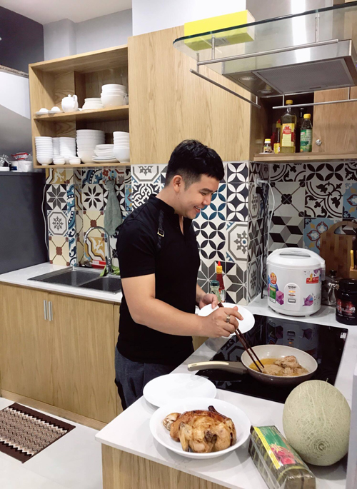 Anh không sử dụng đá trắng để ốp tường nhà bếp như cách phổ biến mà dùng gạch bông làm điểm nhấn cho không gian ẩm thực. Anh chọn loại gạch có hoa văn cổ điển, giống như những gì anh đã thấy hồi nhỏ.
