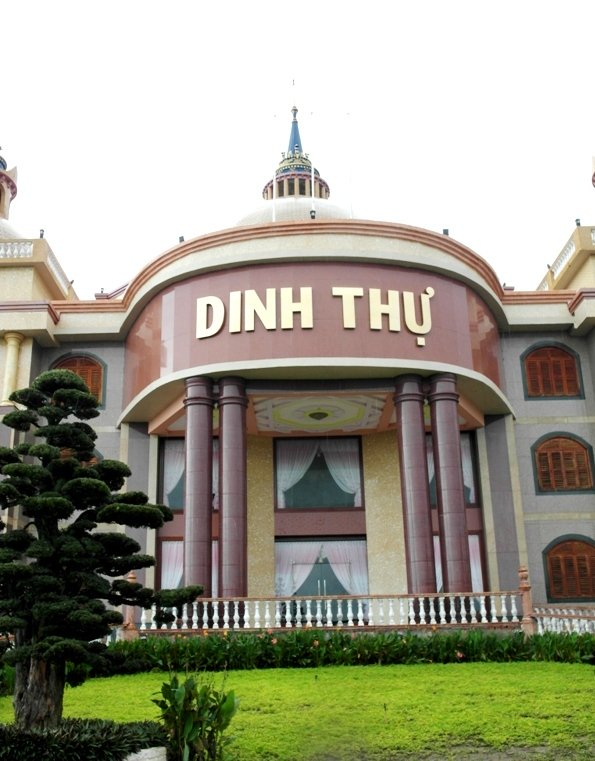 Mặt chính của dinh thự hoành tráng.