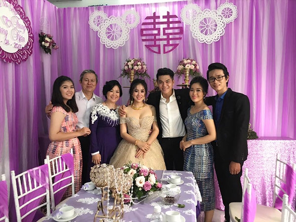 
Bạn thân Ngân Khánh và gia đình chung vui bên Lê Phương.
