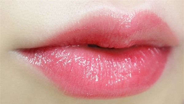 Môi mềm mịn khi đánh son cũng sẽ lên màu chuẩn hơn