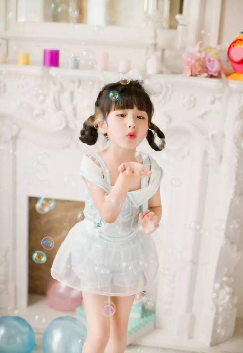 Ở cô bé luôn có thần thái của một người mẫu chuyên nghiệp.