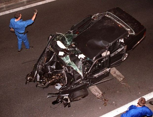 
Chiếc xe Mercedes biến dạng hoàn toàn sau vụ tai nạn xảy ra vào năm 1997.
