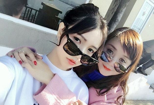
D&ugrave; đ&atilde; U50 nhưng mẹ c&ocirc; cũng trẻ trung kh&ocirc;ng thua g&igrave; con g&aacute;i.
