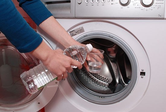Việc thường xuyên vệ sinh, lau chùi cả bên trong và bên ngoài máy giặt là rất cần thiết.