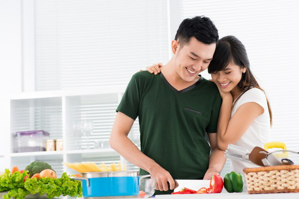 Hạnh phúc vợ bầu là khi chồng xắn tay làm bếp