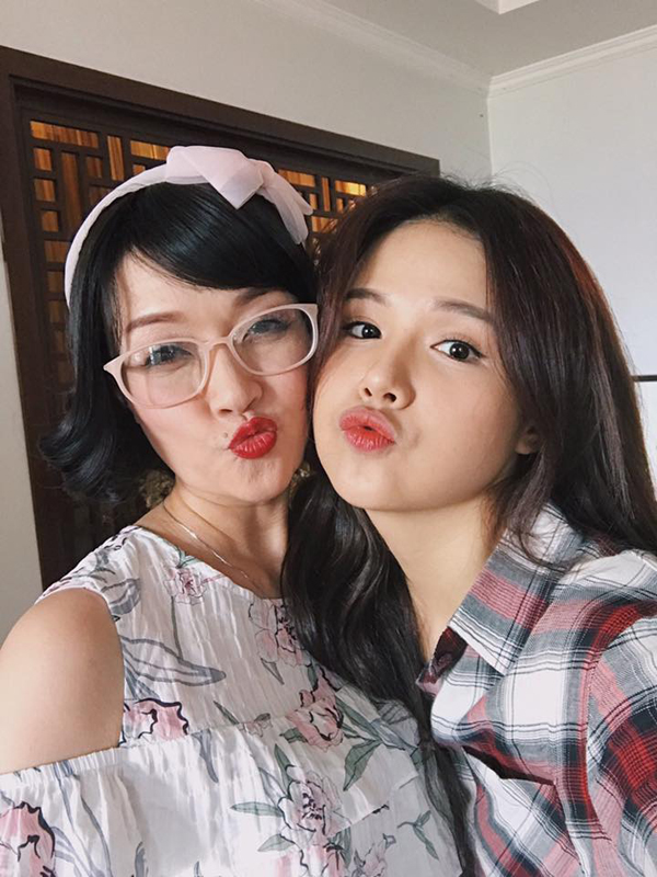 
Sau khi tham gia Ghét thì yêu thôi, Lê Phương Anh và đàn chị Vân Dung trở nên thân thiết. Nữ diễn viên thường gọi đàn chị là mẹ, xưng con như trong phim khi trò chuyện với nhau trên Facebook.
