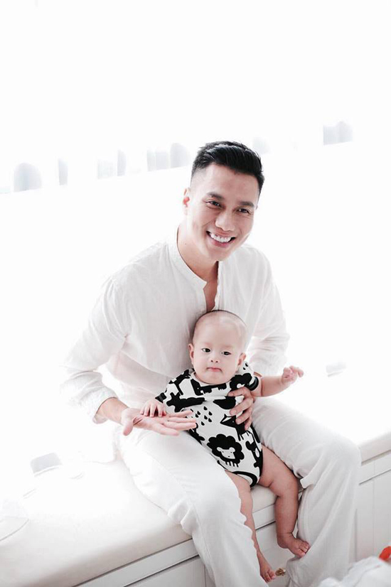 Việt Anh từng chia sẻ, một năm qua anh đã quá bận rộn với các dự án phim ảnh và ít có thời gian ở bên gia đình. Do đó, hiện tại anh chưa vội trở lại màn ảnh mà muốn bù đắp cho vợ con.