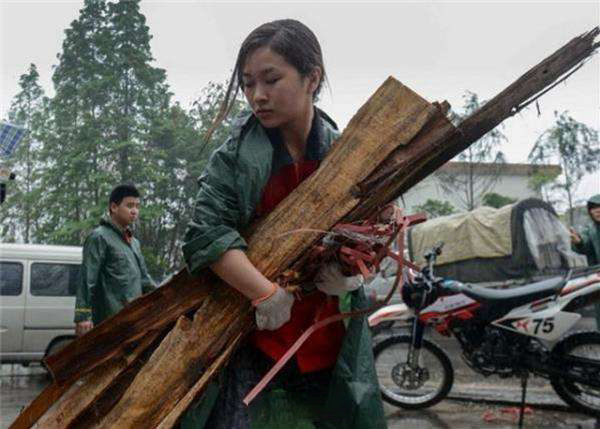 
Liêu Trí xông pha trong màu áo tình nguyện trong trận động đất ở Nhã An.
