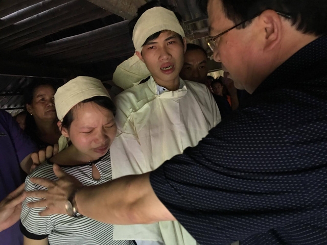 Phó thủ tướng Trịnh Đình Dũng động viên gia đình có người thiệt mạng tại xóm Khanh, xã Phú Cường - Ảnh: XUÂN LONG
