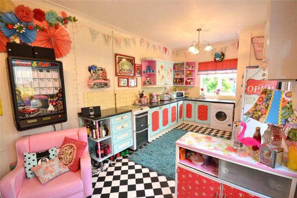 Phòng bếp với thiết kế kẹo ngọt vẫn sử dụng hai tông màu chính là xanh và hồng nhưng ở gam pastel nhẹ nhàng bay bổng