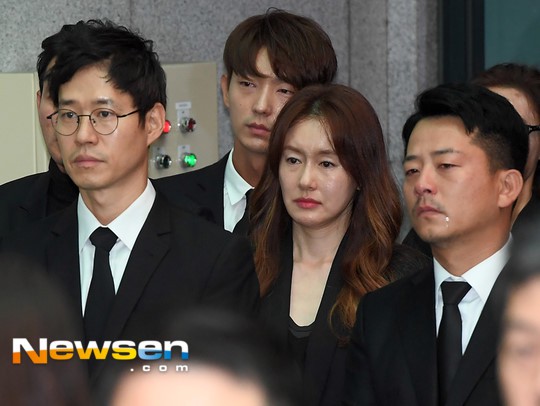 Đứng ngay cạnh Kim Ji Soo là tài tử Yoo Jun Sang, Lee Jun Ki, Kim Jun Ho.