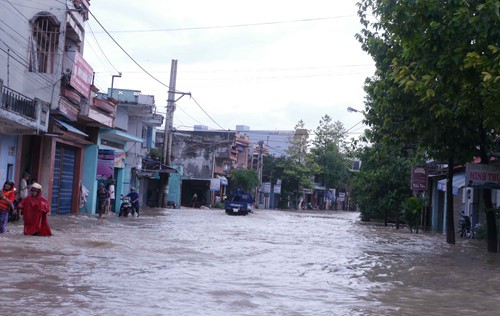 Sáng 5.11, nhiều nhà dân, nhiều tuyến đường ở Bình Định vẫn ngập sâu ẢNH: HOÀNG TRỌNG