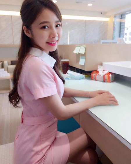 Theo The Sun, Ning bắt đầu l&agrave;m việc cho một ph&ograve;ng kh&aacute;m nha khoa ở th&agrave;nh phố Đ&agrave;i Chung từ đầu năm. Kể từ đ&oacute;, rất nhiều kh&aacute;ch h&agrave;ng nam giả vờ k&ecirc;u đau răng tới kh&aacute;m, nhưng thực chất l&agrave; muốn tận mắt nh&igrave;n thấy c&ocirc; g&aacute;i trẻ.