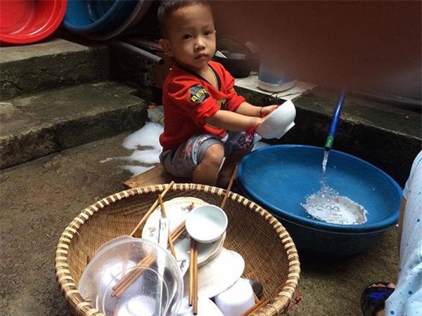 Bé Tèo từ nhỏ đã học được tính ngăn nắp gọn gàng từ bố mẹ.