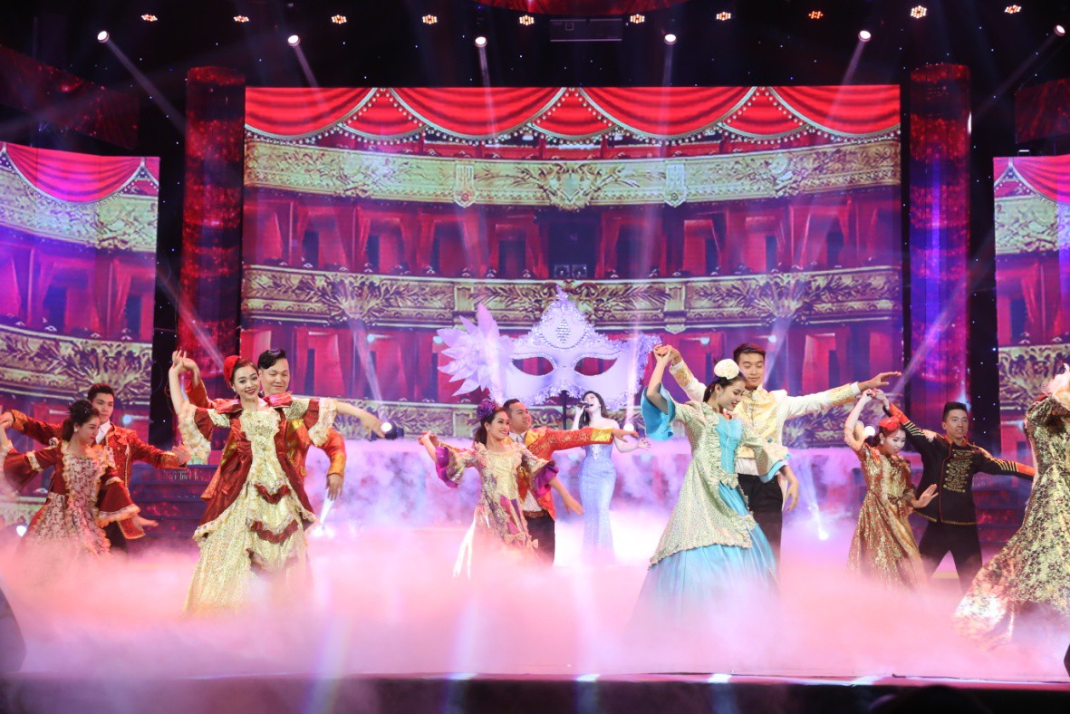 Khán giả hoàn toàn mãn nhãn với các phần biểu diễn hấp dẫn bởi các ca sĩ nổi tiếng