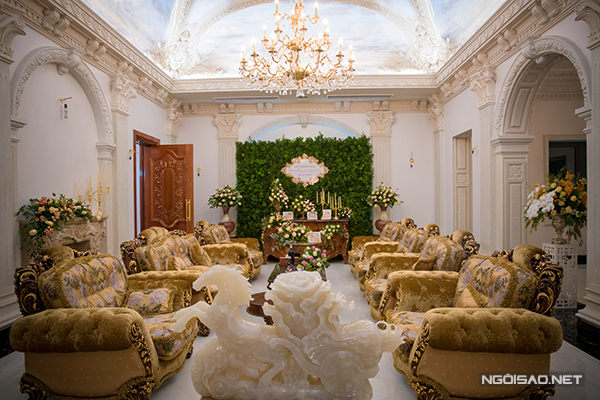 Không gian long trọng ở phòng khách chính, nơi diễn ra lễ thành hôn. Cặp đôi đã chi khoảng 1 tỷ đồng để phủ ngập ngôi nhà trong hoa tươi.