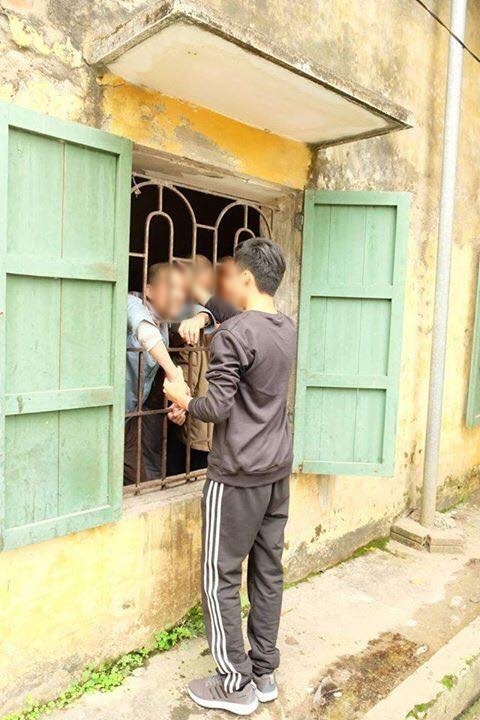 Gi&acirc;y ph&uacute;t hai người bạn nắm chặt tay nhau, khoảnh khắc vừa x&oacute;t xa vừa cảm động. Ảnh: Facebook N.T.T