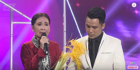 
  Kim Xu&acirc;n v&agrave; con trai. Nữ nghệ sĩ rưng rưng nước mắt n&oacute;i l&ecirc;n nỗi l&ograve;ng cha mẹ.
