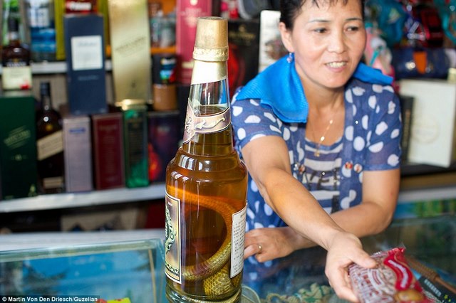 
Người phụ nữ giới thiệu với tác giả rượu rắn ngâm giảm giá tại một ki ốt ven đường.
