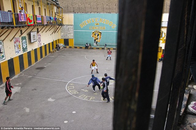 
Sân bóng rổ cho tù nhân.
