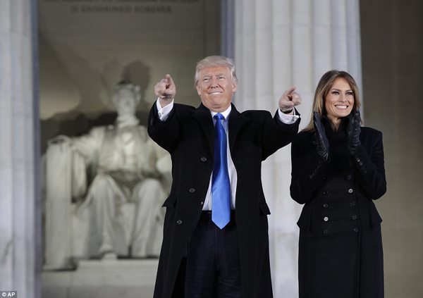 
Trump rạng rỡ bên vợ, bà Melania. Cựu người mẫu hôm qua chọn chiếc áo khoác dài màu đen kín đáo của thương hiệu Alexander McQueen trong thời tiết giá lạnh.
