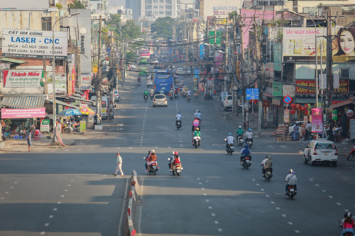 Vẻ đối lập trên đường Xô Viết Nghệ Tĩnh (quận Bình Thạnh) hướng về quốc lộ 13.