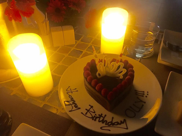 
Chiếc bánh sinh nhật hình trái tim cũng được Hà Anh chuẩn bị để tặng cho ông xã.
