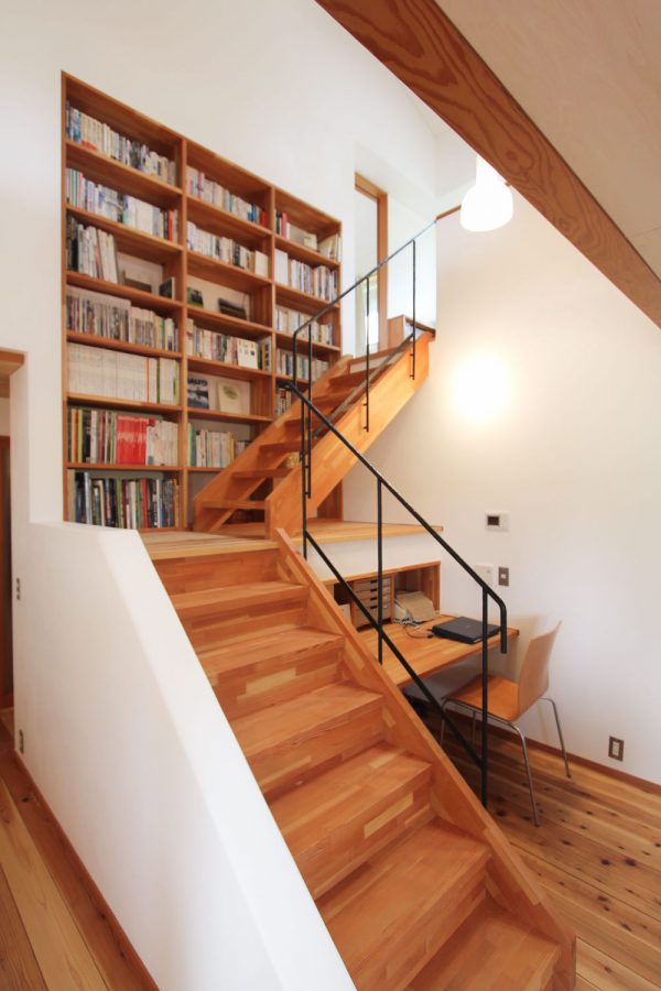 7. Thêm 1 cách kết hợp với cầu thang vô cùng tinh tế, phía dưới là bàn làm việc gọn gàng, phía trên là giá lưu trữ sách.