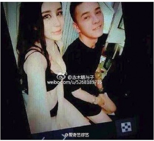 
Bức ảnh hở hang của Ân Hy và bạn trai được tung lên mạng xã hội.
