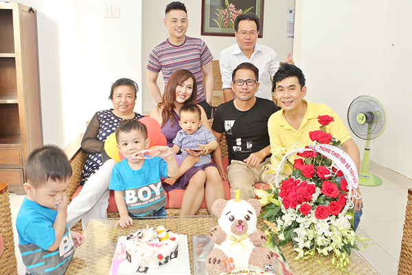 Buổi tiệc đơn giản, ấm cúng chỉ có mẹ con Phi Thanh Vân và những người thân thiết với cô nhất.
