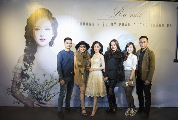 Giám đốc xinh đẹp Hồng Nhung cùng bạn bè trong buổi ra mắt thương hiệu
