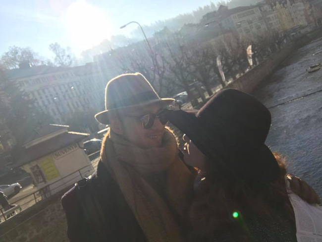  Khải Anh v&agrave; Đan L&ecirc; trong chuyến du lịch nước ngo&agrave;i cuối năm 2016 (Ảnh: FB nh&acirc;n vật) 