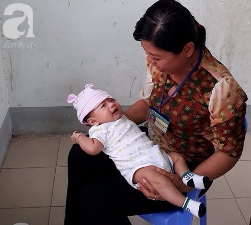 D&ugrave; chỉ mới 2 th&aacute;ng tuổi nhưng b&eacute; trai rất cứng c&aacute;p, miệng l&uacute;c n&agrave;o cũng cười