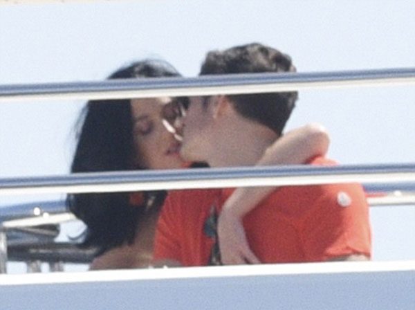 
Vào tháng 5, tin đồn chia tay rộ lên khi Orlando bị chụp ảnh ôm ấp Selena Gomez trong quán bar ở Las Vegas. Tuy nhiên, chính Katy lên tiếng phủ nhận tin đồn thông qua Twitter. Một tuần sau, Katy và Orlando ôm hôn say đắm ở Cannes như lời khẳng định tình yêu của họ vẫn rất mãnh liệt.
