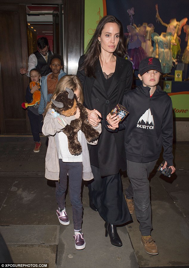 
Trước đó, Angelina Jolie cũng cùng các con tới cửa hàng đồ chơi
