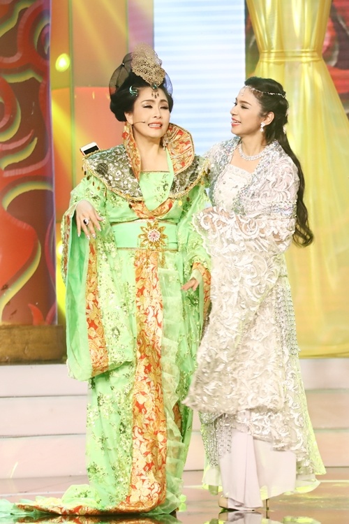 Kiều Oanh (trái) cùng Việt Trinh diễn cảnh Thanh Xà - Bạch Xà hội ngộ trên sân khấu. Tập sáu chương trình sẽ phát sóng tối 15/3.