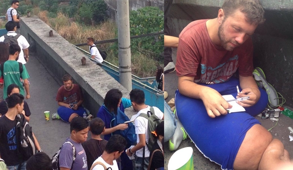 Năm 2014, lần đầu ti&ecirc;n c&aacute;c chi&ecirc;u tr&ograve; của Holst bị ph&aacute;t gi&aacute;c tại Th&aacute;i Lan.