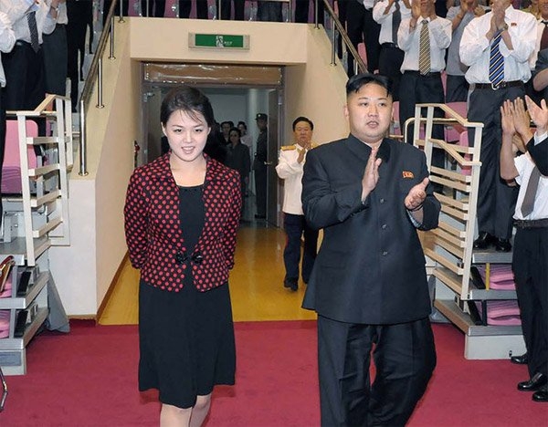 
Vợ chồng lãnh đạo Triều Tiên tới dự buổi hòa nhạc của ban nhạc Moranbong ở Bình Nhưỡng năm 2012. (Ảnh: EPA)
