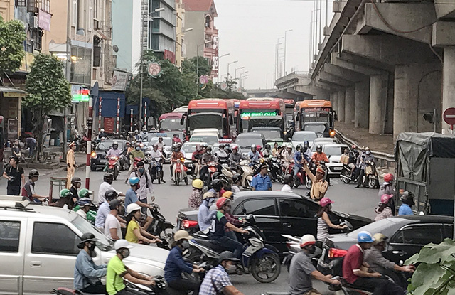 
Đường Vành đai 3 hướng vào nội thành bị ùn tắc nghiêm trọng trong chiều này.
