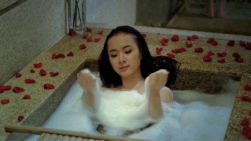 
Angela Phương Trinh nhận lời quay phim ‘Biết chết liền’ vào năm 2012, khi vừa tròn 17 tuổi. Trong phim, cô và Sơn Ngọc Minh thủ vai một đôi tình nhân lãng mạn, không ngần ngại thể hiện những phân cảnh nhạy cảm khiến khán giả ‘phát ngượng’.
