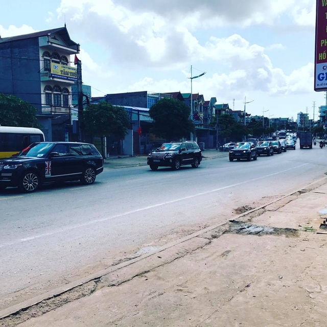 Range Rover Autobiography dẫn do&agrave;n SUV hạng sang trong buổi rước d&acirc;u hot girl.